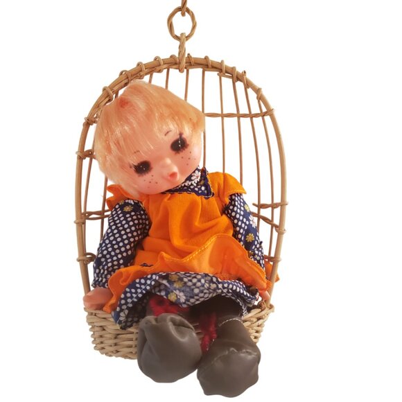 Funky Doll Wicker Hanging Chair Thumb Sucking Big Eyes Vintage 1960s-1970s Odd - Picture 1 of 6